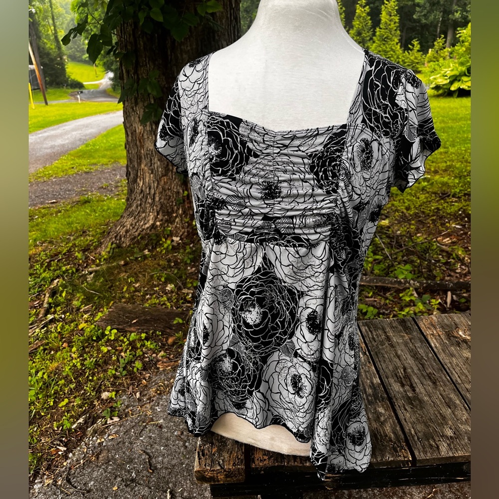 RED BUGS GREY FLORAL WOMENS 1X TOP